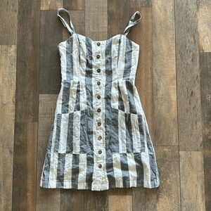 Forever 21 stripped summer dress with adjustable straps and pockets. Size small.